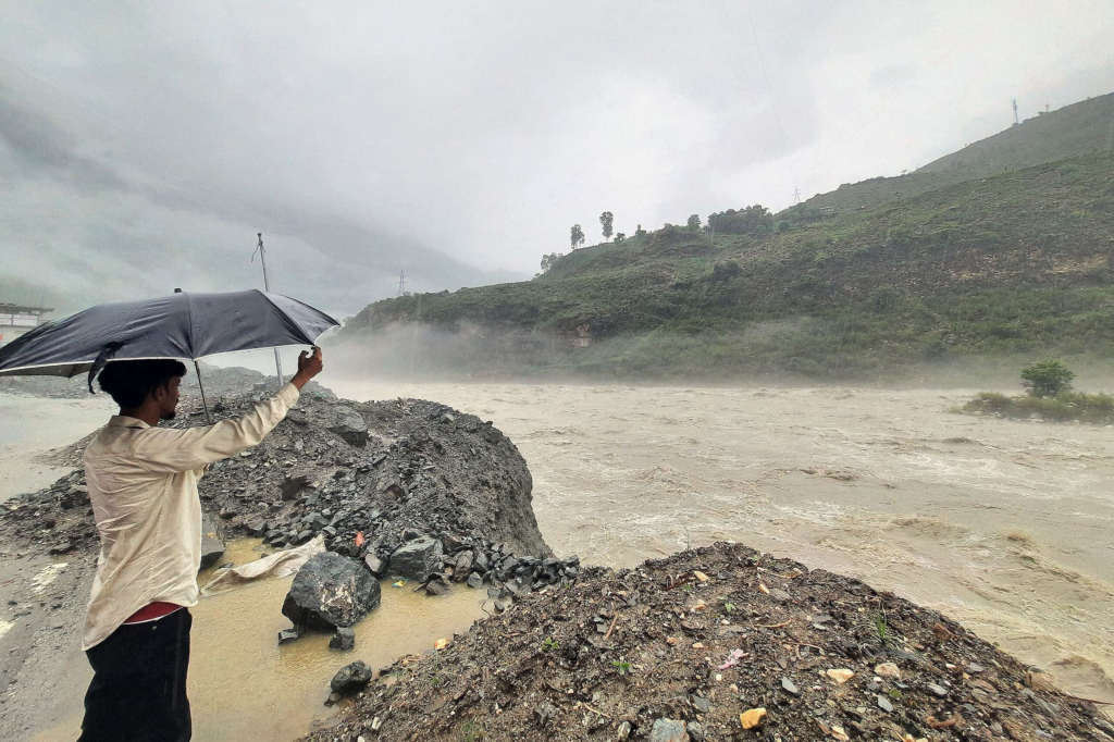 what causes heavy rain and flooding. 