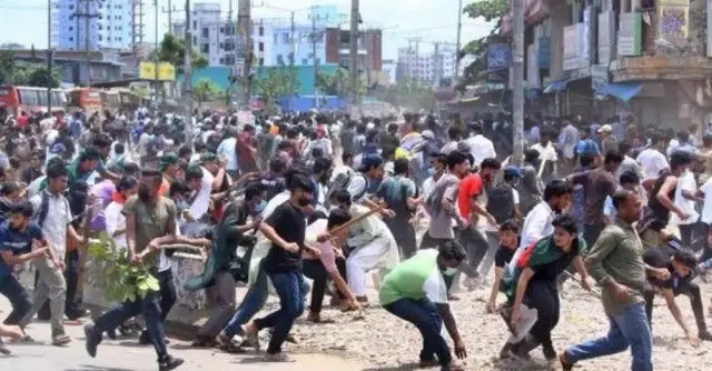 બાંગ્લાદેશમાં હિંસા: ઉસ્માન હાદીના મોત બાદ ભભૂક્યો વિરોધ, પ્રદર્શનકારીઓએ અખબારની ઓફિસોને આગ ચાંપી