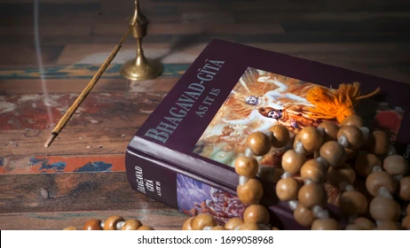 ગીતાના ૫ એવા શ્લોક જે આધુનિક યુગની તણાવભરી જિંદગીમાં શાંતિ આપે છે.