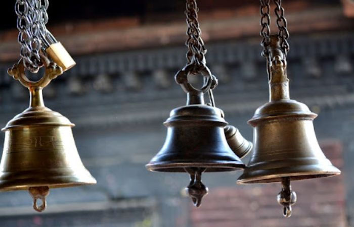 શા માટે મંદિરમાં જઈને ઘંટ વગાડવામાં આવે છે