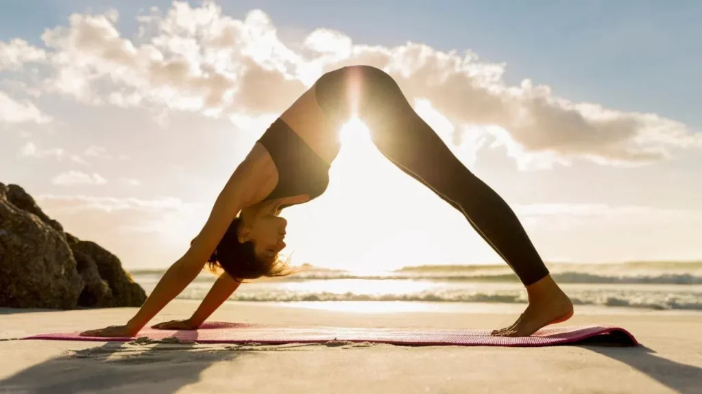 ઘરે બેઠા યોગ: ઓફિસમાં કામ કરતા લોકો માટે ૫ બેસ્ટ આસનો