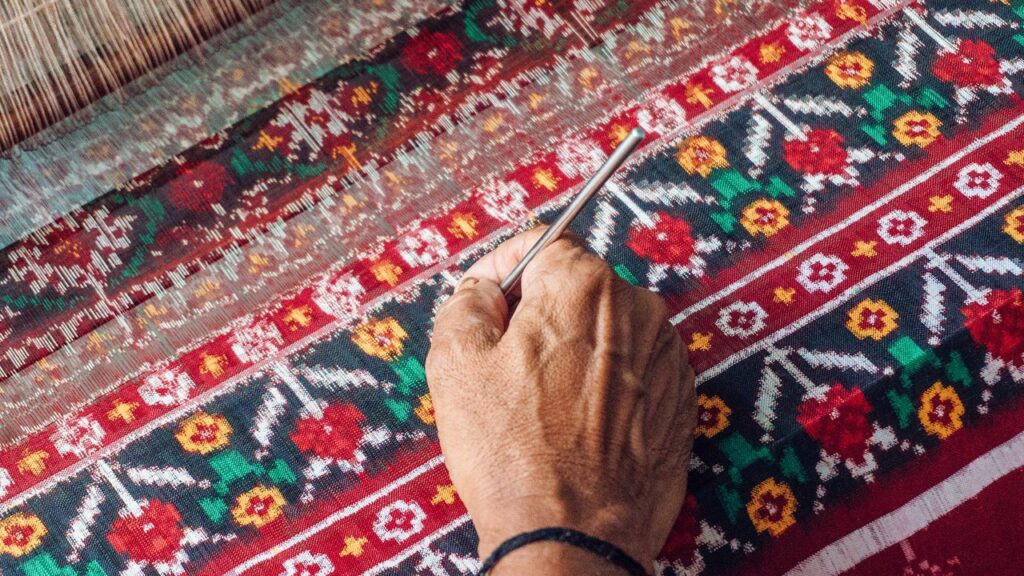 પાટણના પટોળા પાછળનો ૮૦૦ વર્ષ જૂનો ઈતિહાસ અને તેની બનાવટનું રહસ્ય.