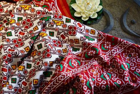 પાટણના પટોળા પાછળનો ૮૦૦ વર્ષ જૂનો ઈતિહાસ અને તેની બનાવટનું રહસ્ય.