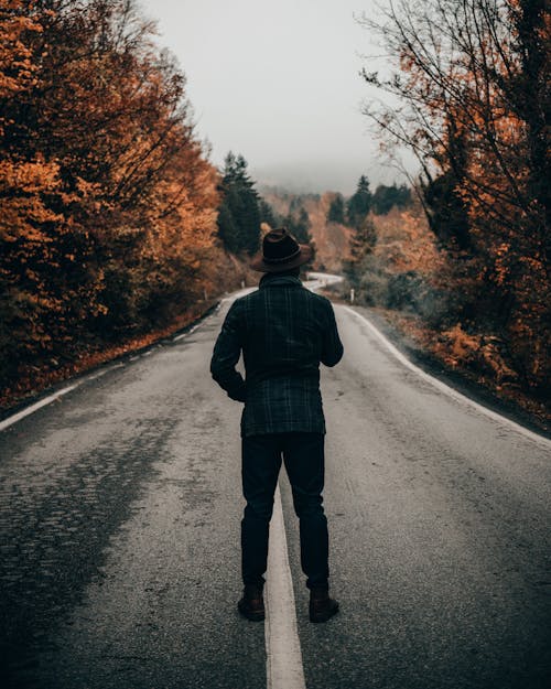 મૌનનું મહત્વ: ઓછું બોલવાથી વધુ સમજ કેમ આવે છે?