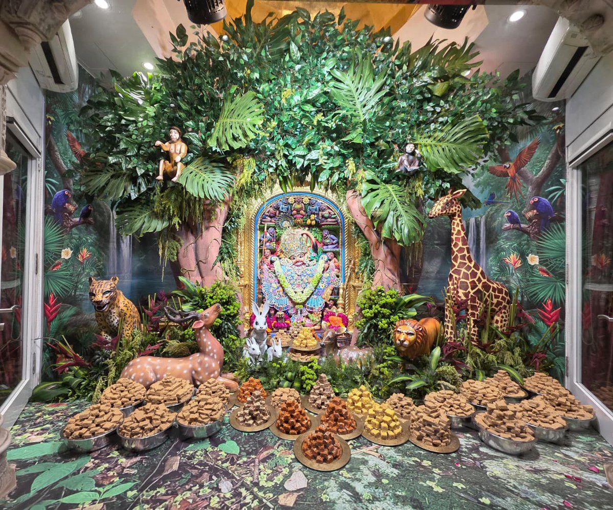 શ્રીકષ્ટભંજનદેવ હનુમાનજી દાદાને પ્રાકૃતિક શણગાર