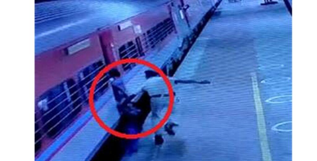 RPF જવાને મુસાફરનો જીવ બચાવ્યો